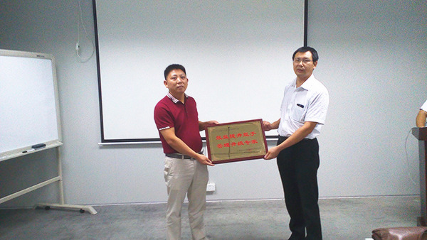 天行健贈(zèng)送正睿咨詢效益提升能手，管理升級(jí)專家牌匾