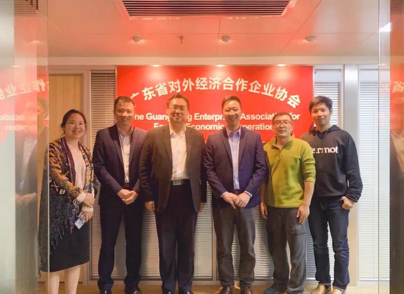 2 月 10 日 廣東省對(duì)外經(jīng)濟(jì)合作企業(yè)協(xié)會(huì)駐莫斯科代表處首席代表&俄羅斯粵商會(huì)會(huì)長(zhǎng)孫繼業(yè)、秘書(shū)長(zhǎng)于超先、秘書(shū)長(zhǎng)李欽武、正睿咨詢(xún)集團(tuán)商業(yè)服務(wù)中心總經(jīng)理武文盛（左3）、項(xiàng)目總監(jiān)譚懿（左2）合影