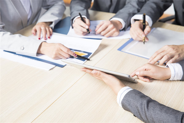 要實現(xiàn)公司發(fā)展目標，組織變革應該注意解決什么問題？