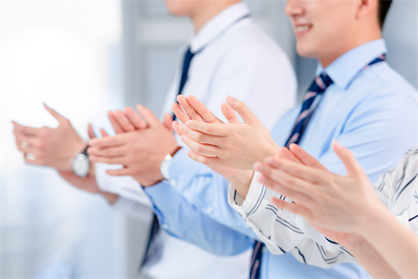 面對(duì)人才流失問題，企業(yè)應(yīng)如何改進(jìn)人力資源策略？