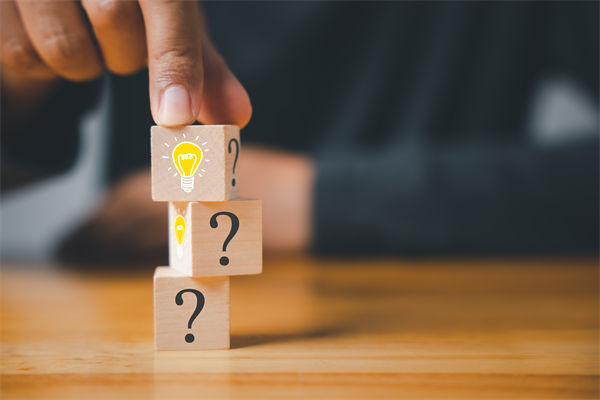 在制定企業(yè)戰(zhàn)略規(guī)劃時，如何平衡短期與長期目標(biāo)？