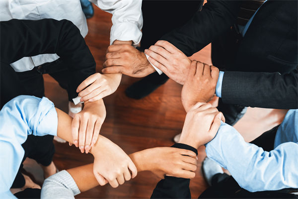 在制定企業(yè)戰(zhàn)略規(guī)劃時，如何平衡短期與長期目標(biāo)？