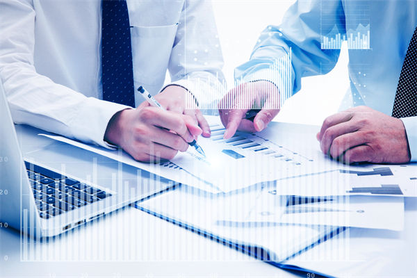 如何通過預(yù)算分析，識別企業(yè)運營中的潛在風(fēng)險與機遇？