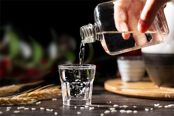 白酒遇冷，集體“降度”，關(guān)聯(lián)企業(yè)有何營銷啟示？